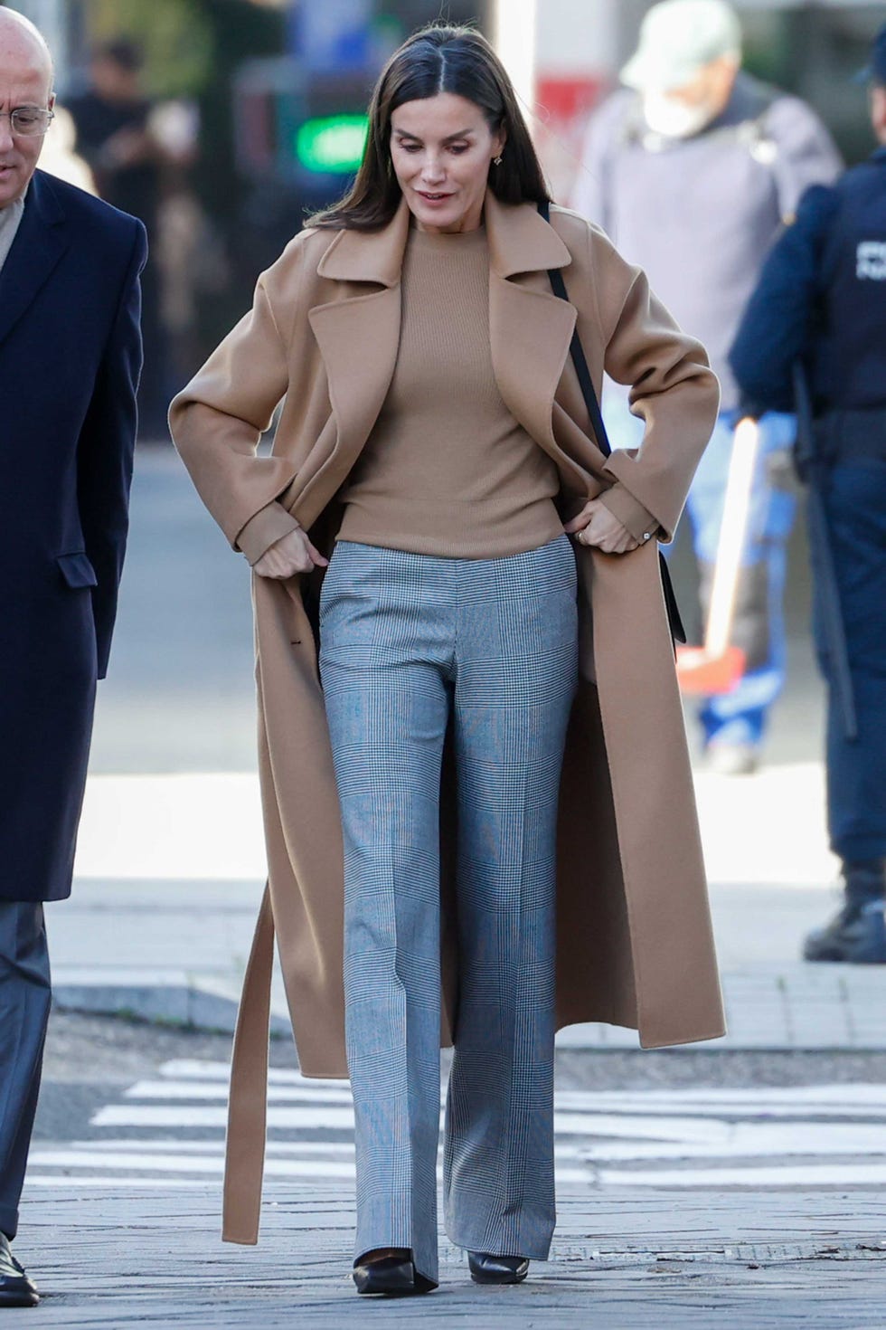 letizia, con abrigo camel y pantalones de cuadros