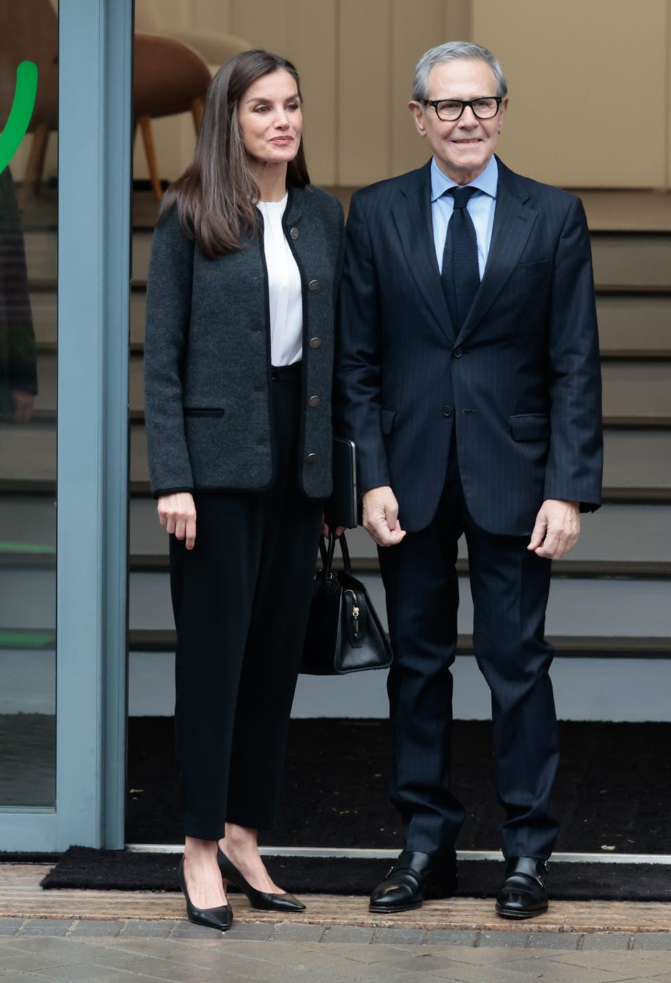 letizia en la sede de la asociacion espanola contra el cancer