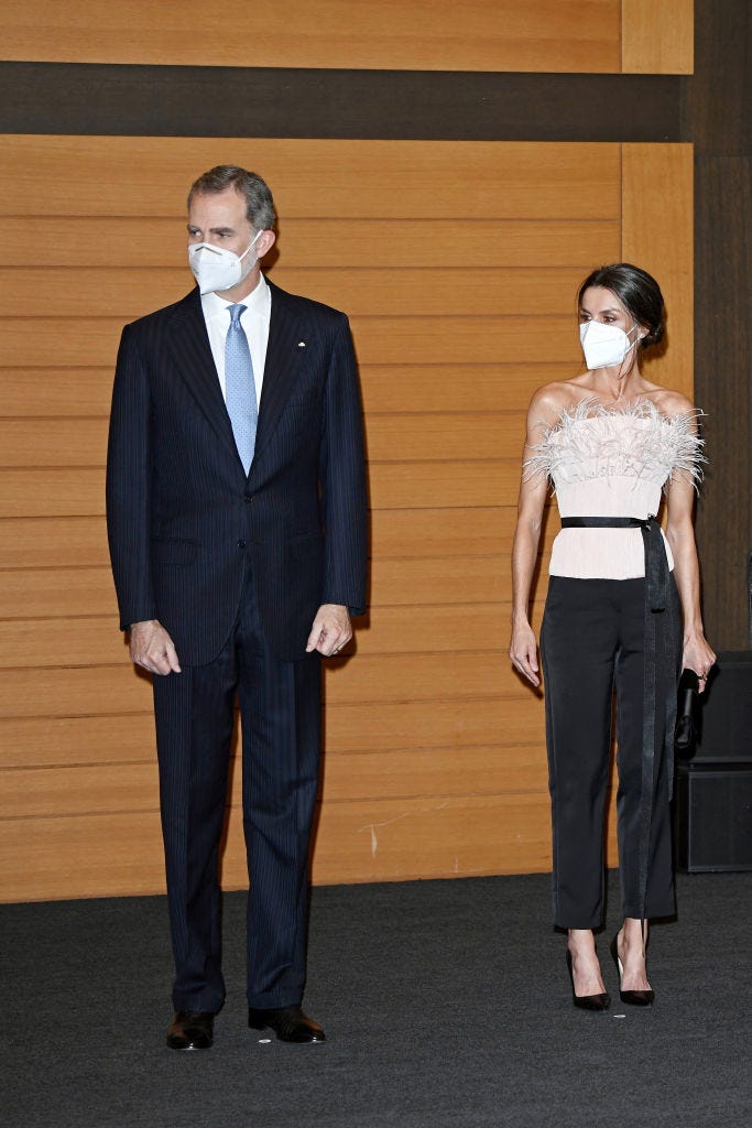 la reina letizia recupera un top de plumas