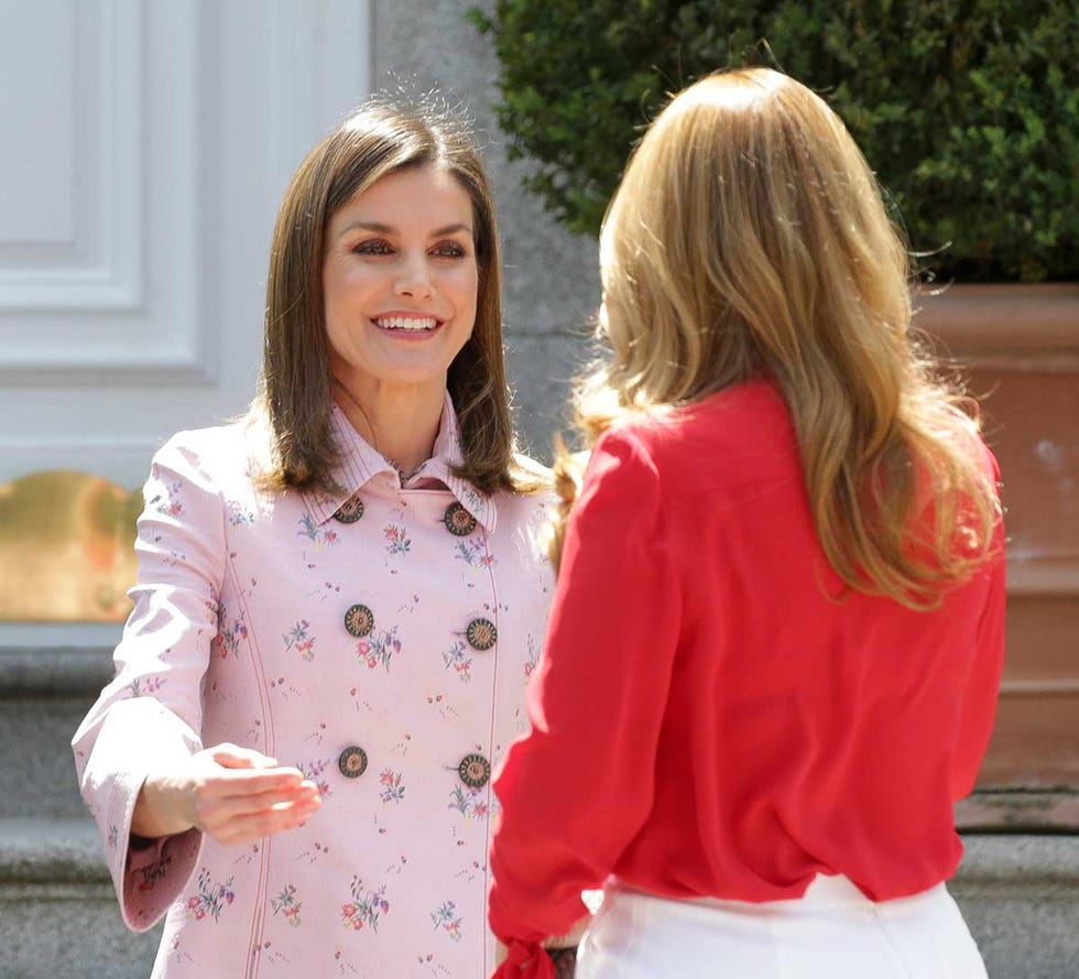 Letizia saluda a Angélica Rivera con un beso