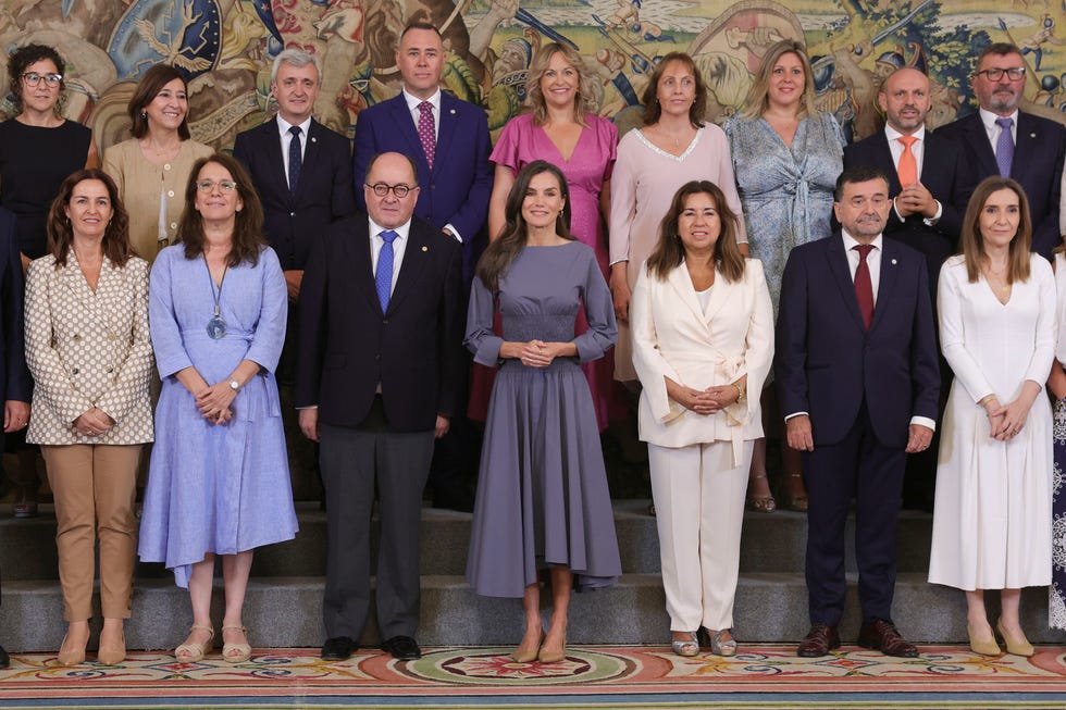 la reina letizia posa con una representacion de proyecto hombre
