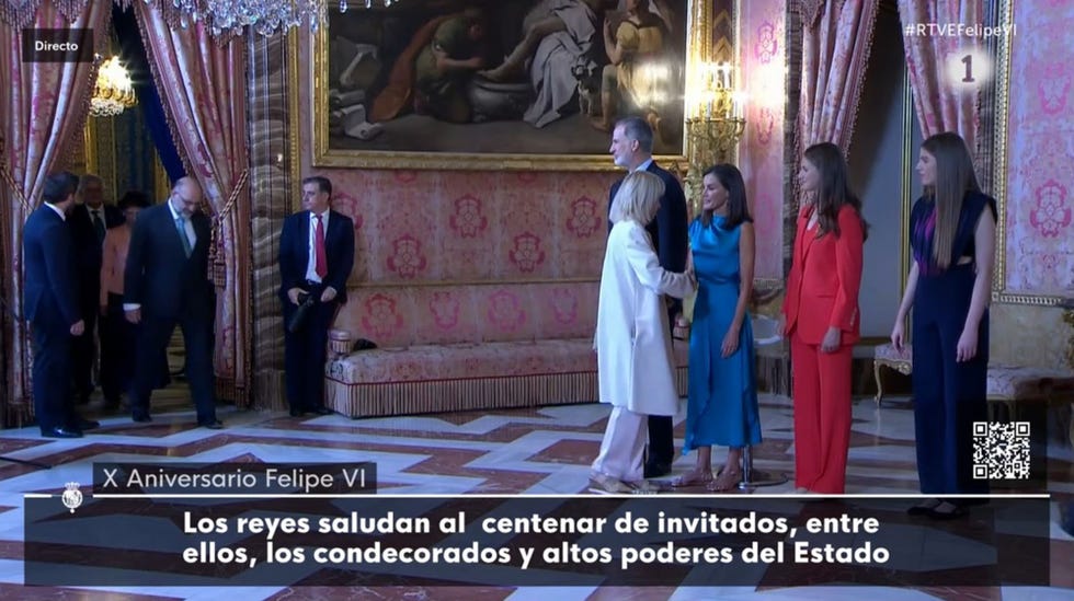 la familia real en el besamanos del palacio real