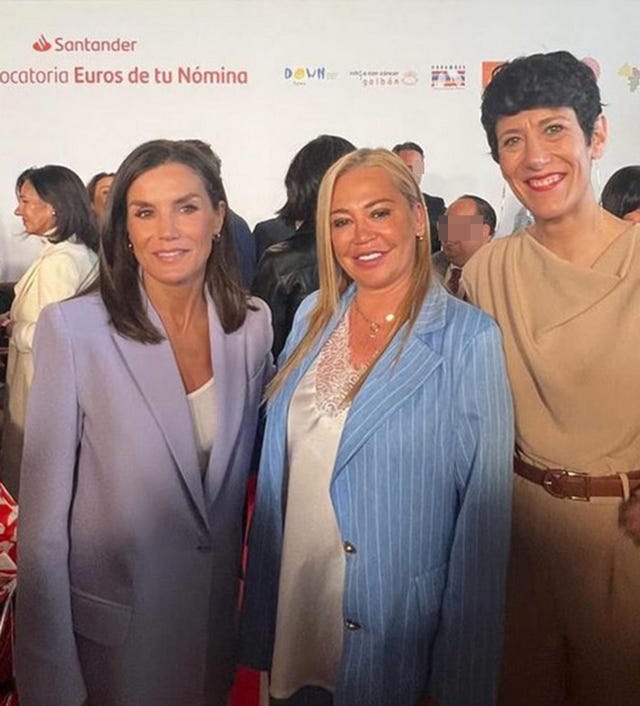 belen esteban posa con la reina letizia y la ministra elma saiz