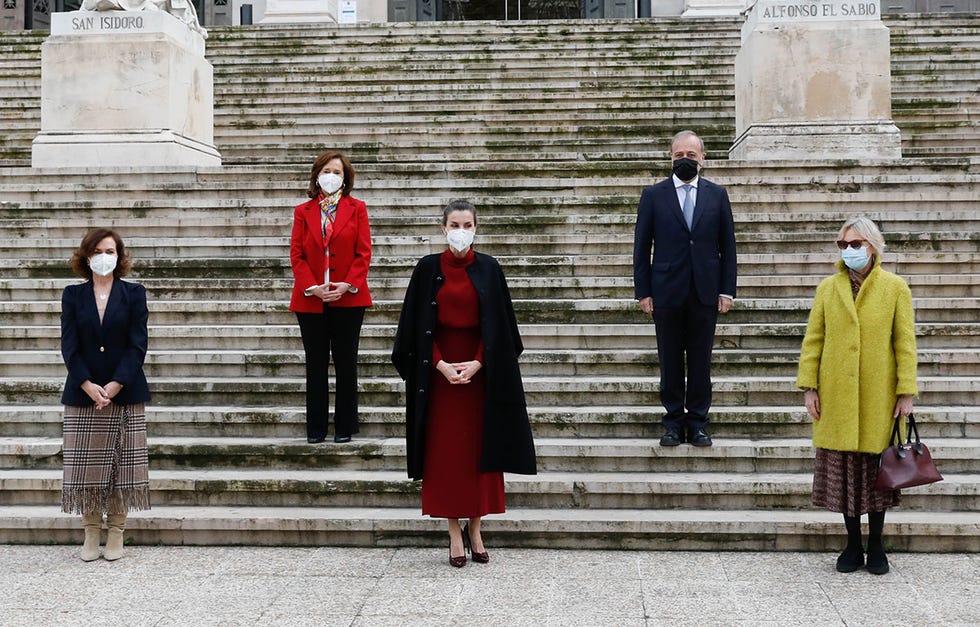 letizia y máxima de holanda tienen el mismo vestido de massimo dutti