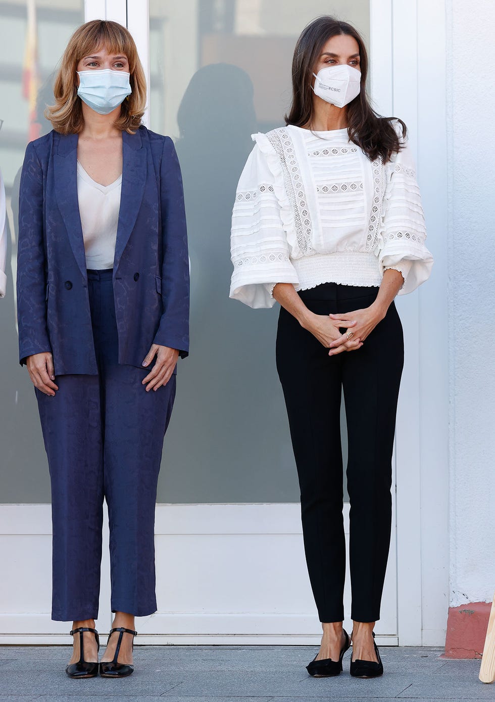 letizia con blusa blanca de corte romántico
