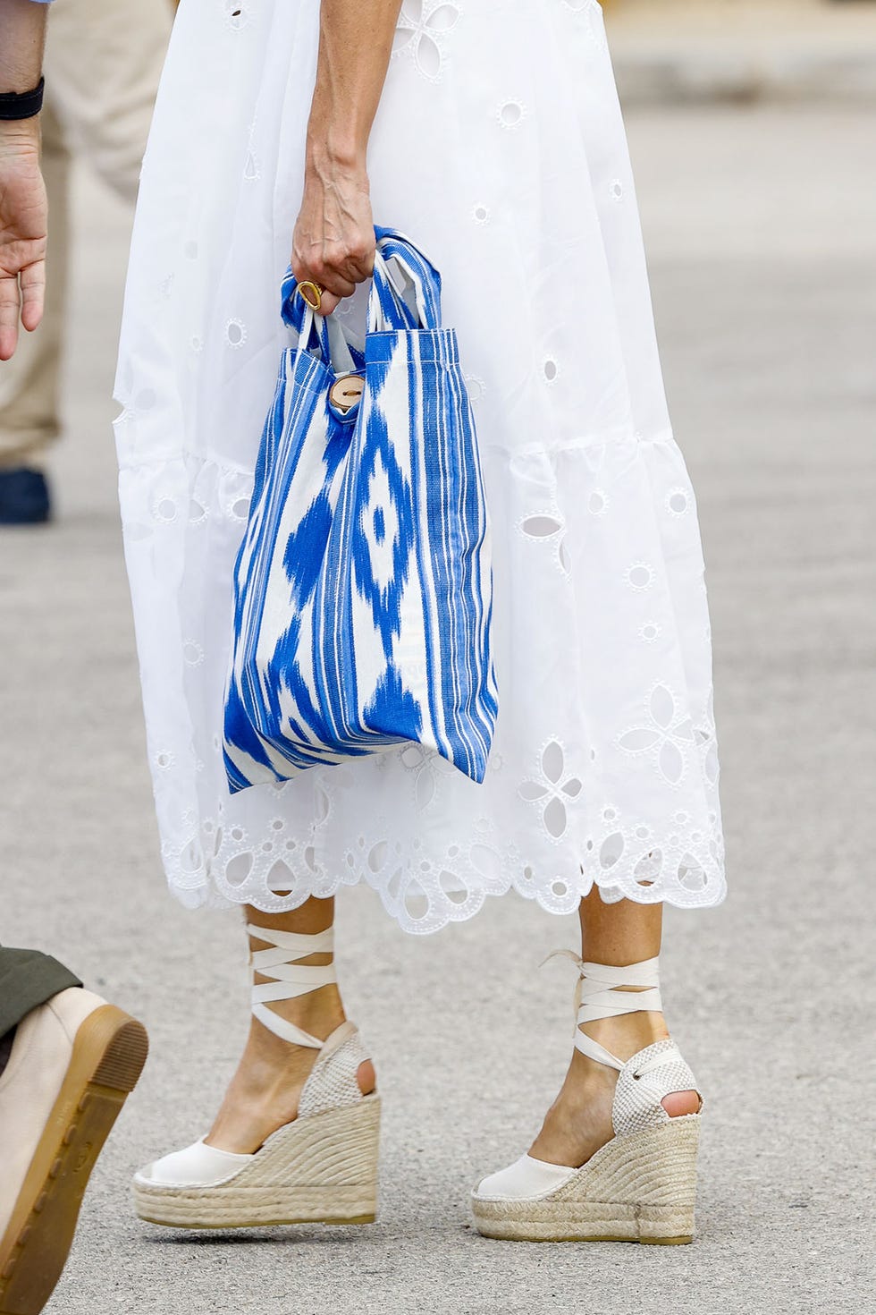 detalle del bolso de letizia durante su visita a menorca el 13 de agosto de 2020