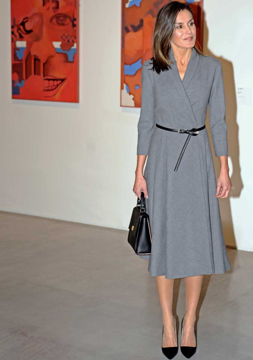 Letizia, con un vestido gris 