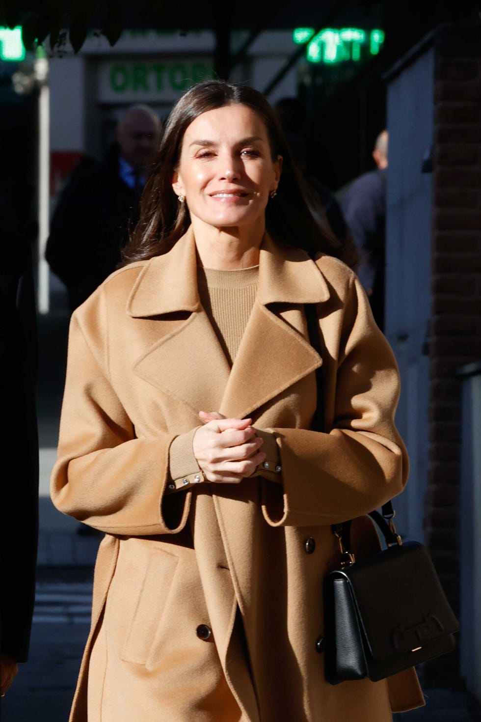 letizia, con abrigo camel y pantalones de cuadros
