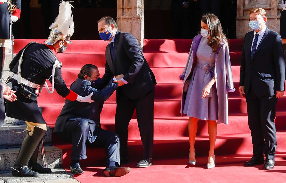 letizia preside los premios rei jaume 2020 con anécdota incluida uno de los asistentes, vicente boluda sufrió un pequeño percance y acabó en el suelo