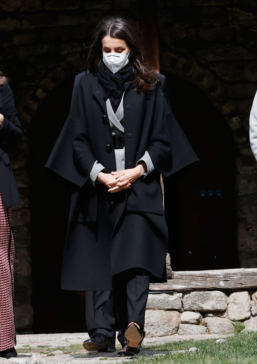 letizia recupera su capa negra de carolina herrera en su viaje a andorra