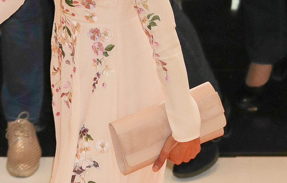 Letizia con cartera Magrit
