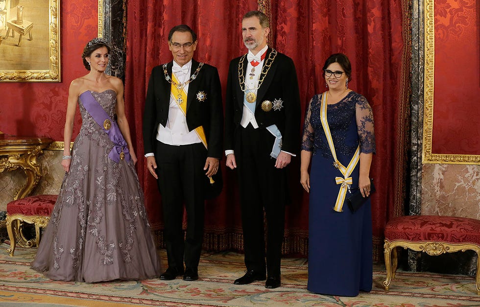 la reina recicla un vestido de hace 8 años en la cena de gala en honor al presidente de perú y su mujer
