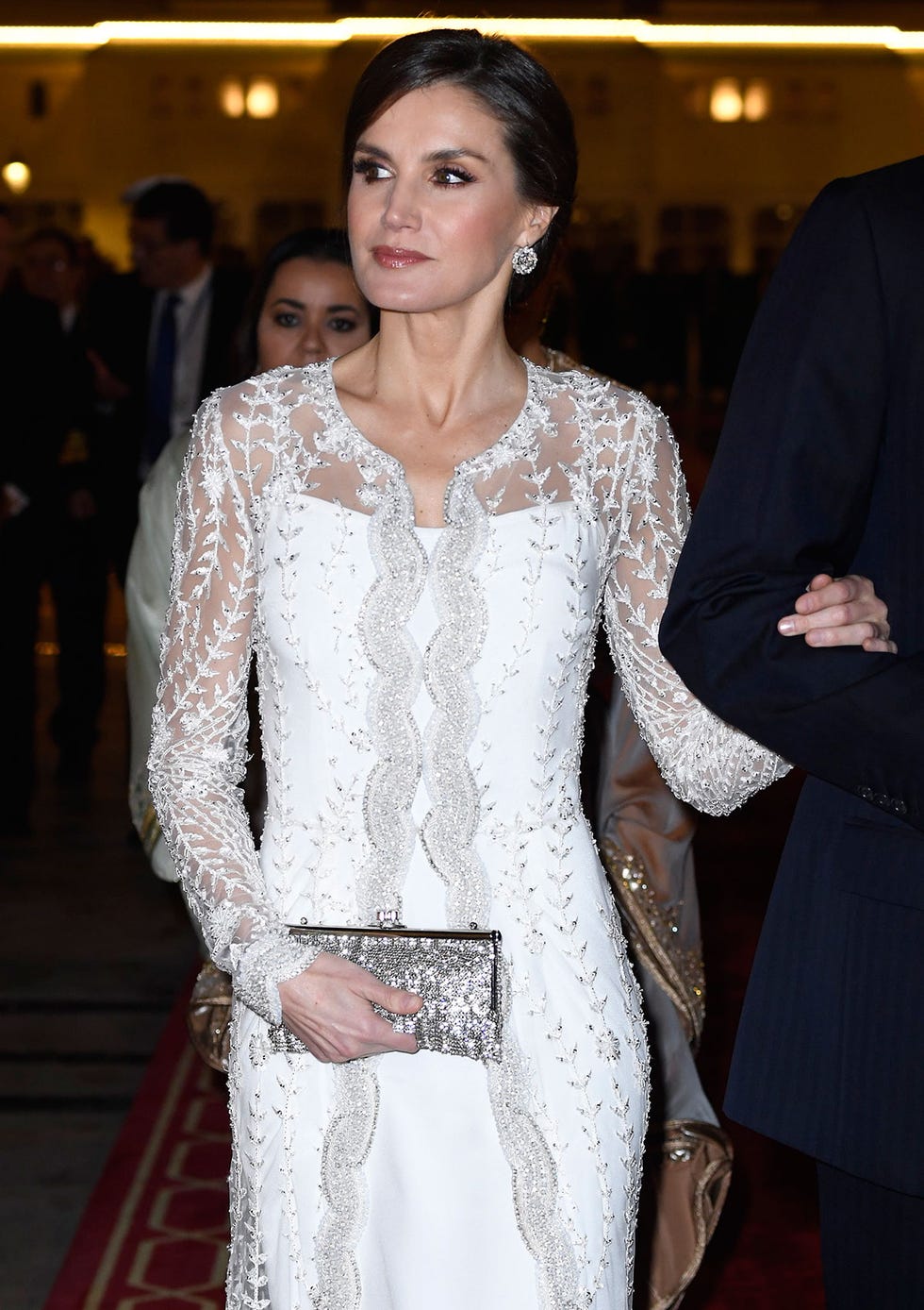 Mohamed VI agasajó a los Reyes con una cena de gala en su palacio. La Reina estrenó un vestido joya blanco de Felipe Varela.