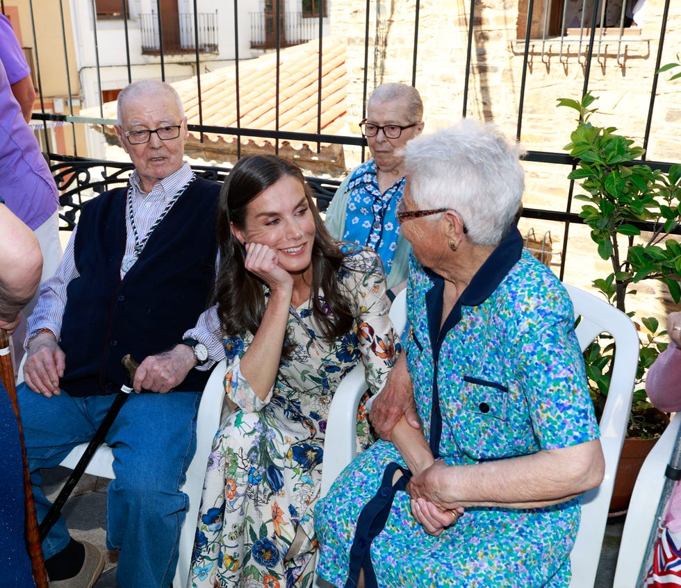 los reyes felipe y letizia muy carinosos con los residentes de un centro de dia de guadalupe, caceres
