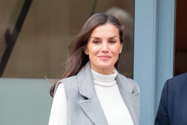 letizia, con chaleco gris