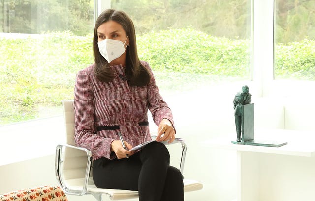 la reina letizia y su encuentro con los ganadores del premio princesa girona en la categoría de los social de distintos años