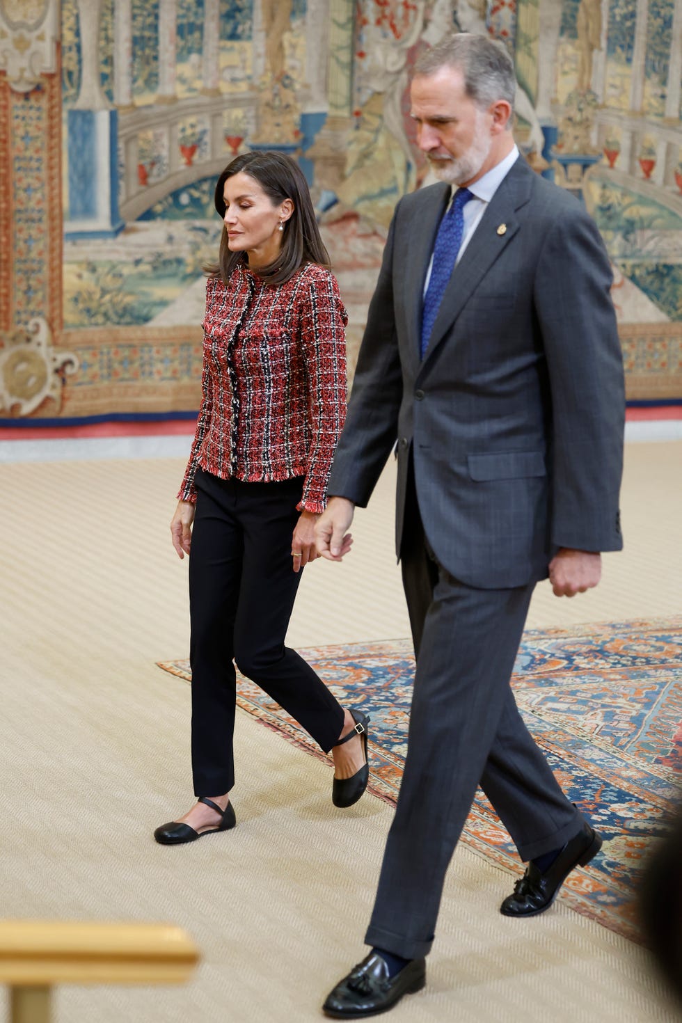 letizia, con chaqueta de tweed roja, junto al rey felipe vi en una reunion con miembros de la fundacion princesa de asturias