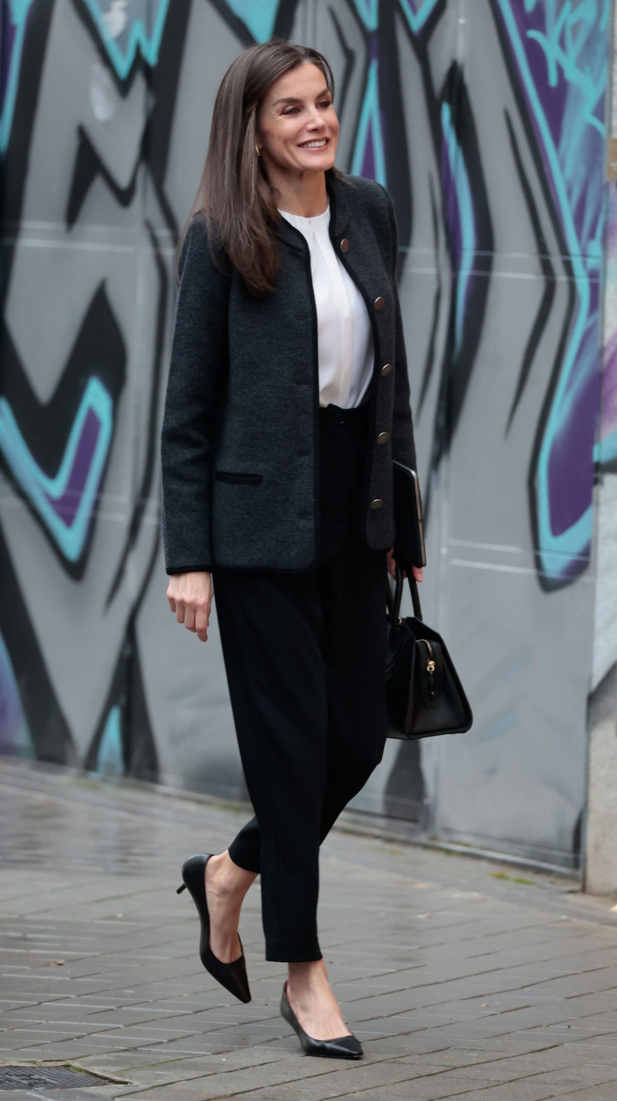 letizia con chaqueta verde, blusa blanca, pantalones negros y zapatos de tacon sensato