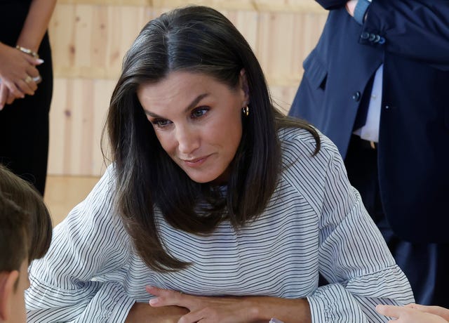 la reina letizia inaugura el curso escolar en un colegio de azuqueca de henares