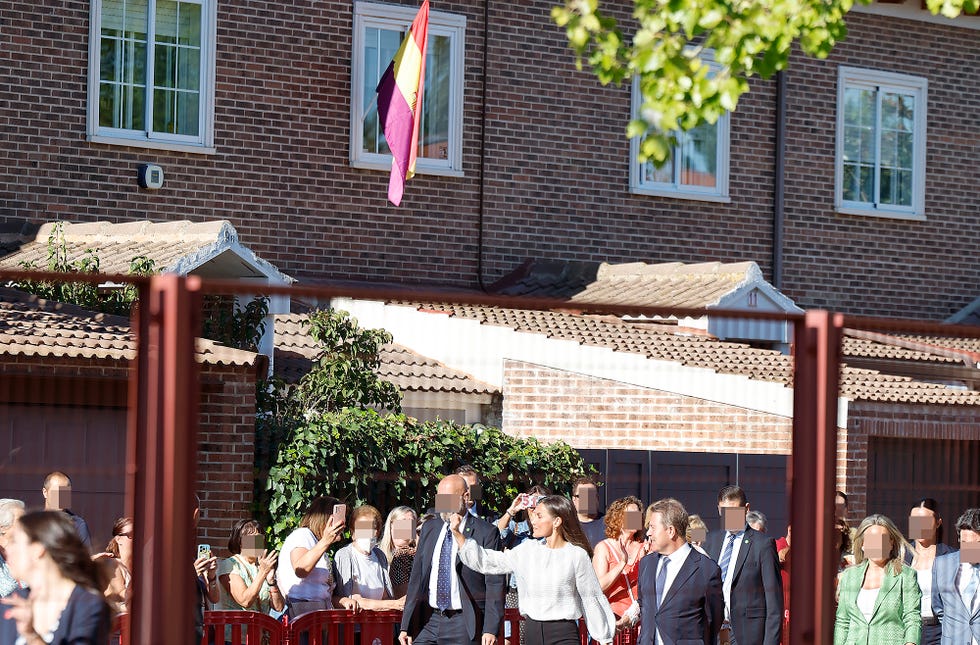 la reina letizia pasa ante una bandera republicana en su visita a un colegio de azuqueca de henares