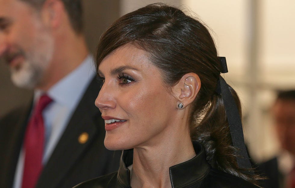 Letizia apuesta por el cuero para la inauguración de ARCO. Pero no es la primera vez que lleva este tejido a este evento.