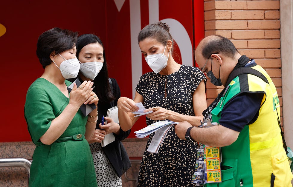 la anécdota de letizia y la primera dama de corea comprando un cupón de la once