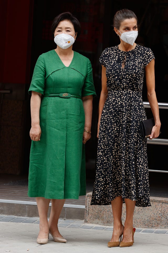 letizia recupera su vestido de "falsos lunares" en su encuentro con la primera dama de corea,  kim jung sook