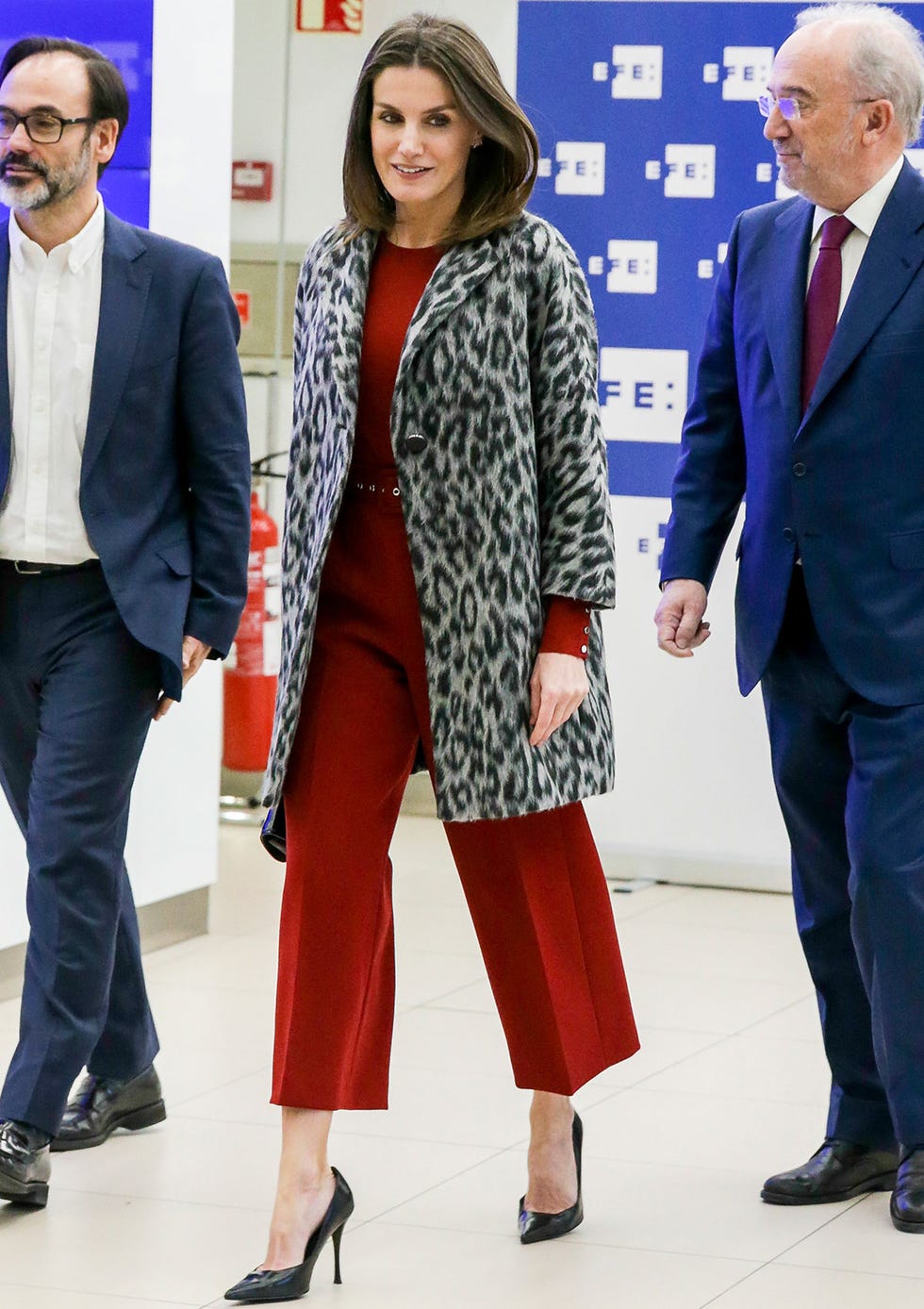 La mujer de Felipe VI ha apostado por un conjunto rojo y abrigo animal-print para una reunión con el consejo asesor de la Fundación Español Urgente Fundéu BBVA, en Madrid.