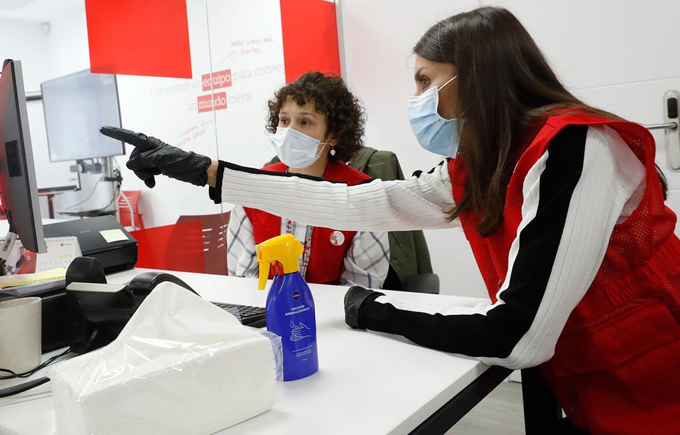 letizia visita un centro de la cruz roja española