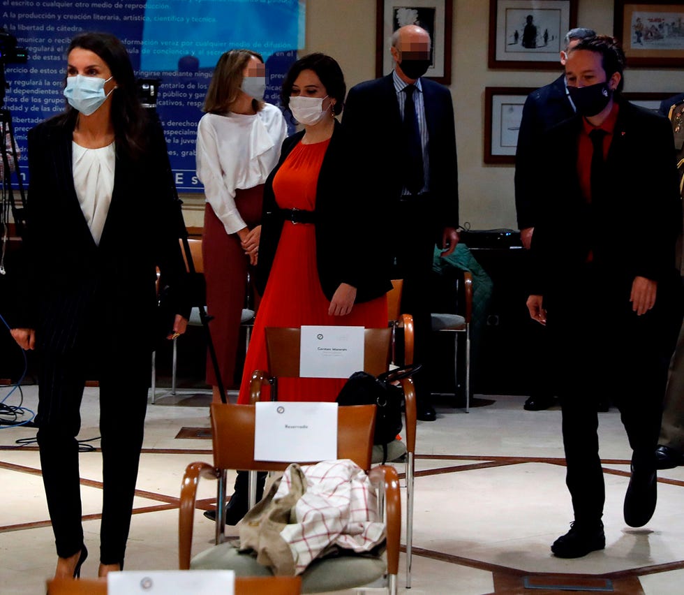 la reina letizia junto a isabel díaz ayuso y pablo iglesias en las jornadas de tratamiento informativo de las discapacidad en madrid