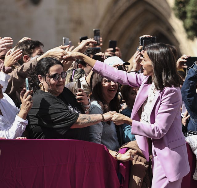 la reina letizia saluda en gandia