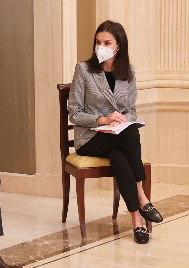 letizia estrena chaqueta de ch carolina herrera y mocasines de uterqüe