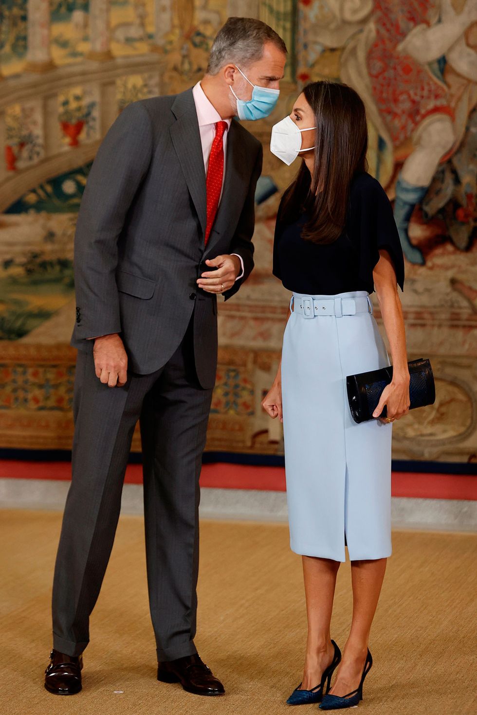 letizia recupera su falda lápiz que comparte con otras royals como mary de dinamarca y sofía de suecia