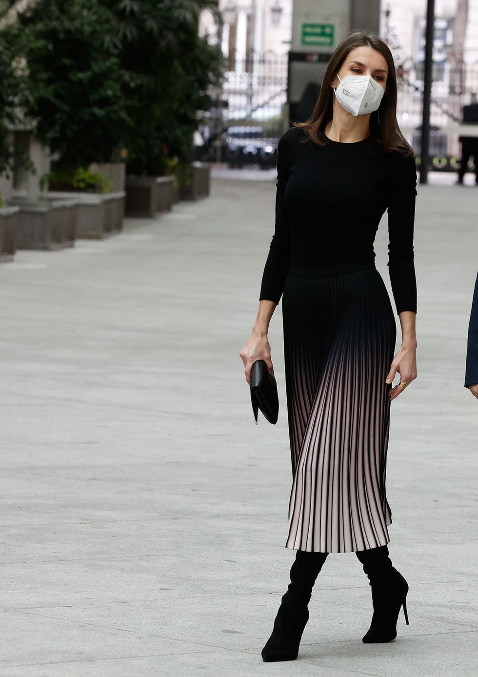 letizia sorprende al convertir su falda en vestido