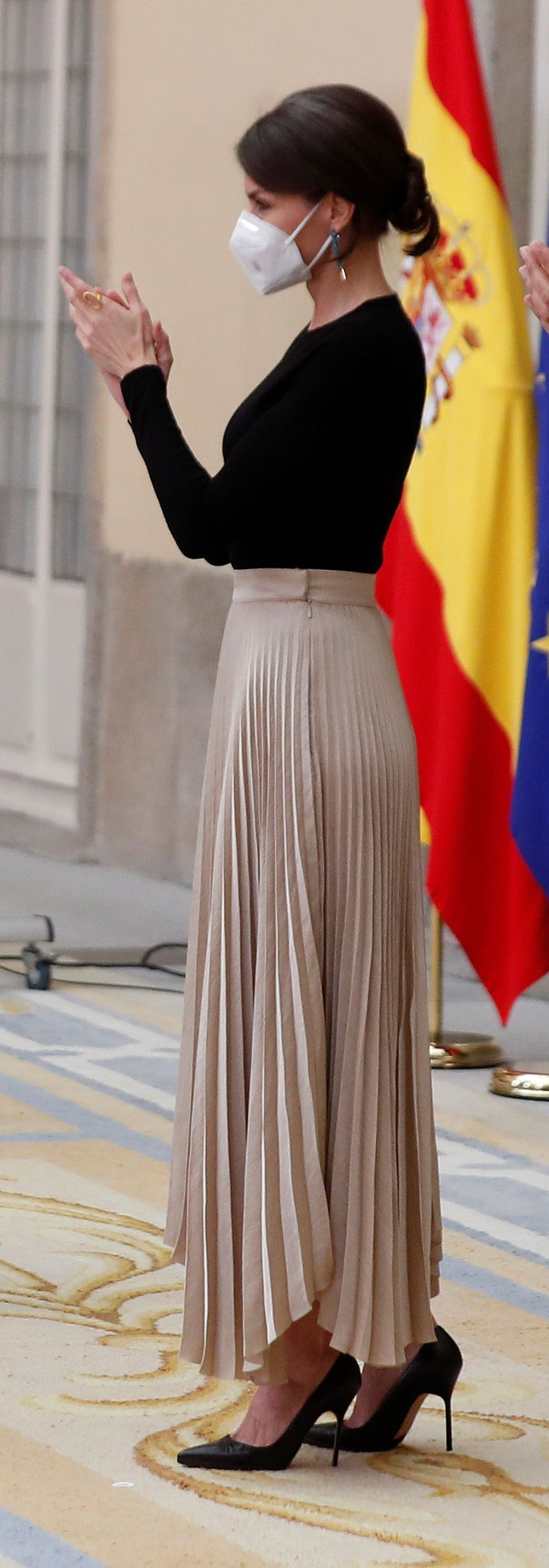 La reina Letizia tiene la falda larga plisada dorada perfecta de Massimo  Dutti de tus noches de verano
