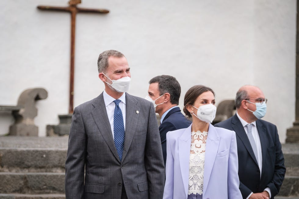 los reyes rinden un emotivo homenaje al pueblo de la palma tras la tragedia