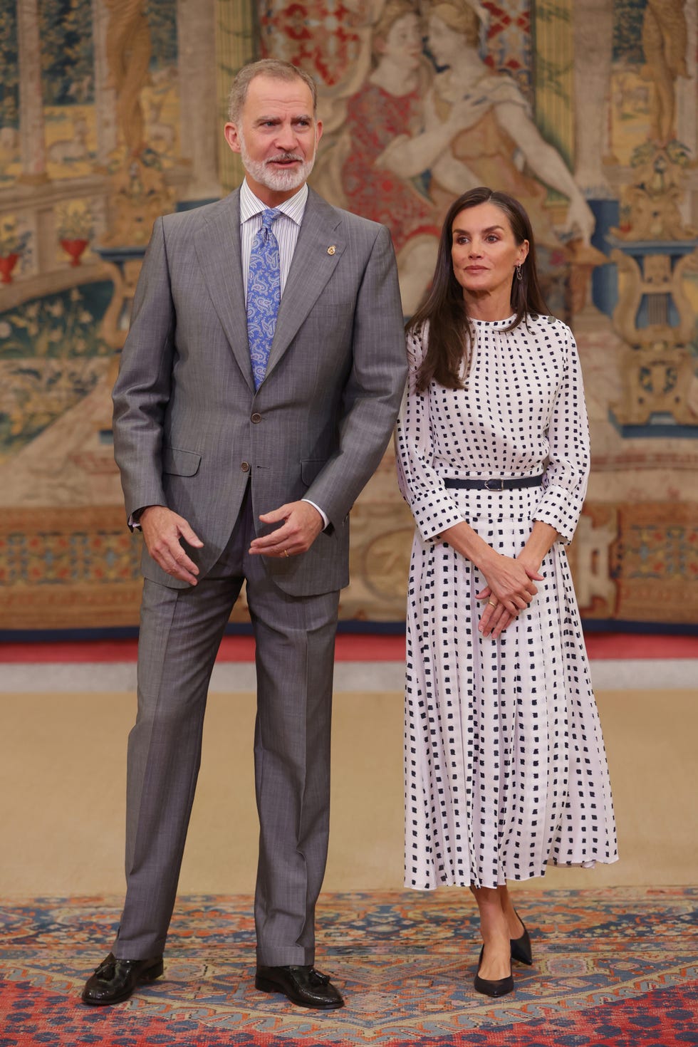 la reina letizia, junto al rey felipe, con vestido blanco de lunares azul marino de massimo dutti en la reunion anual con los miembros del patronato de la fundacion princesa de asturias