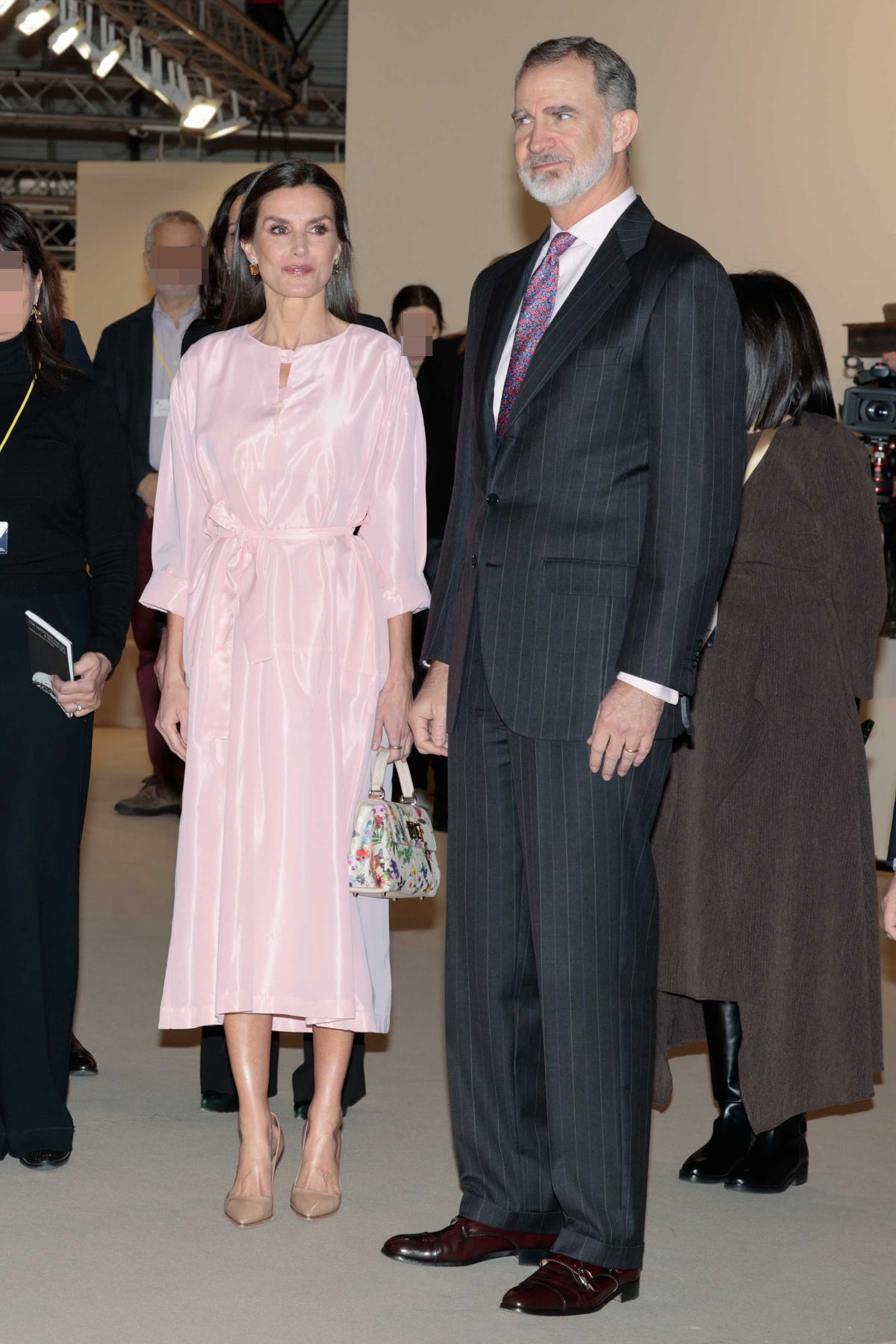 blanca paloma 'imita' a la reina letizia con un vestido rosa con aberturas en el estreno del musical aladdin
