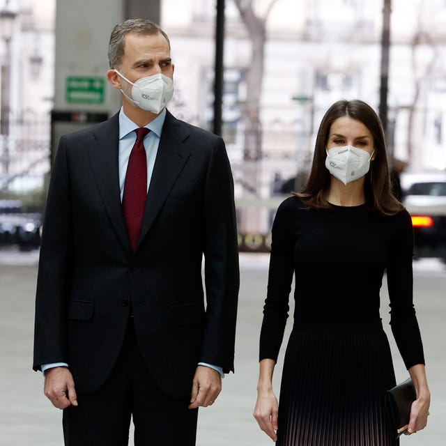 letizia sorprende al convertir su falda en vestido