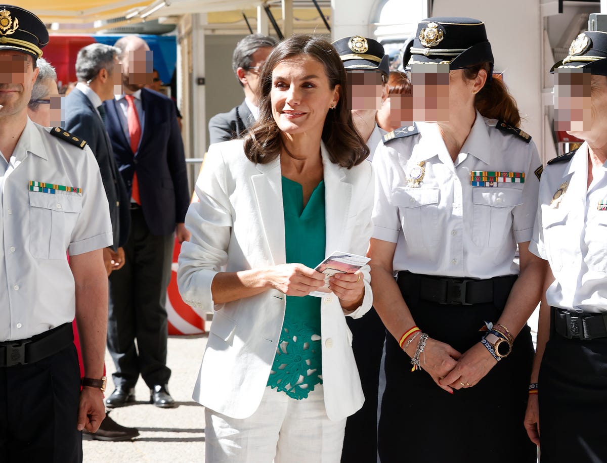 la reina letizia en la inauguracion de la feria del lbro en madrid con traje blanco y blusa verde de estreno