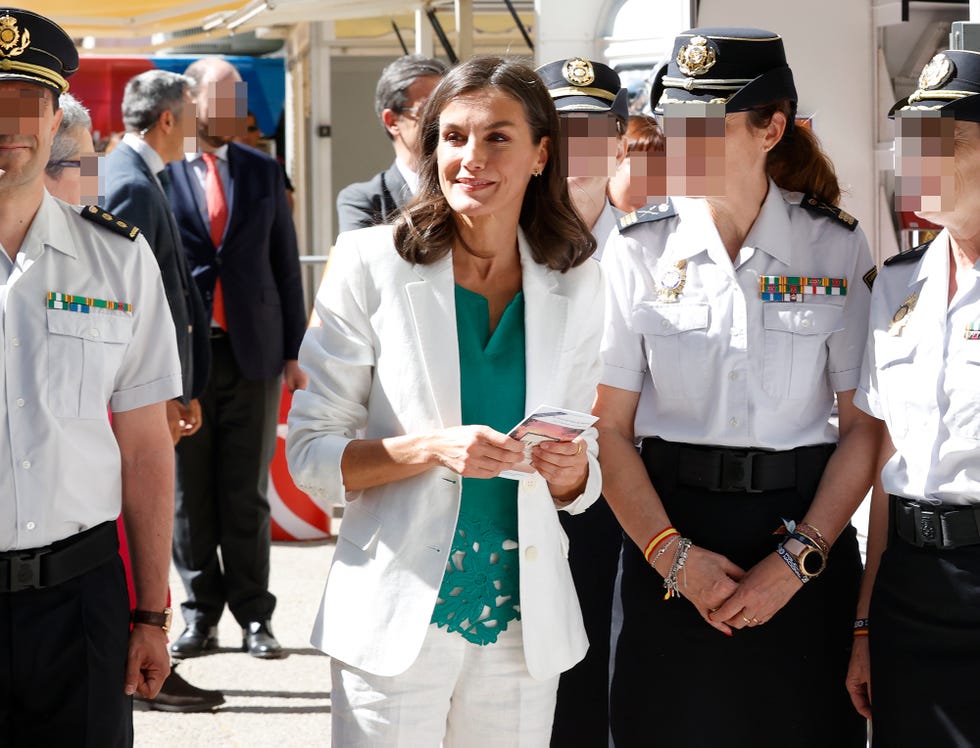 la reina letizia en la inauguracion de la feria del lbro en madrid con traje blanco y blusa verde de estreno