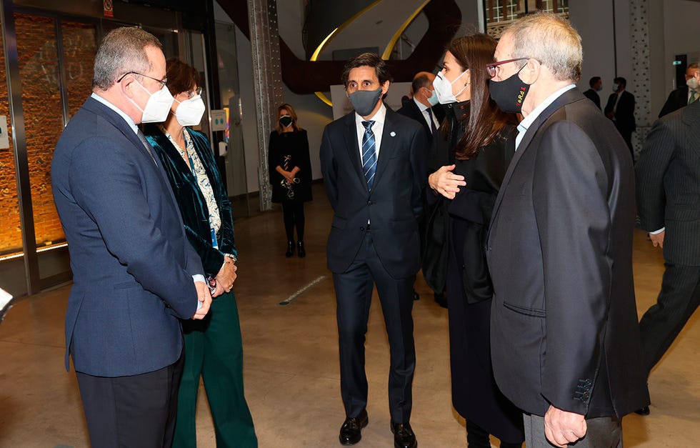 letizia repite look con  un vestido negro de cos