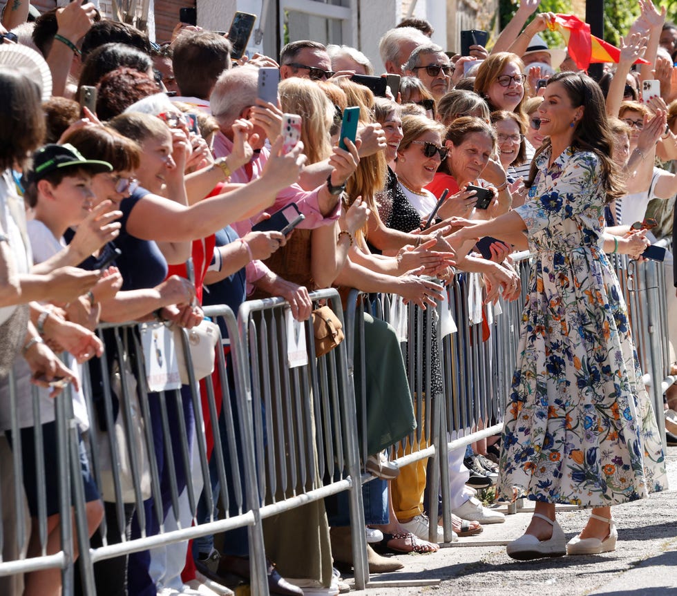 la reina letizia saluda antes de entrar en el ayuntamiento de caceres