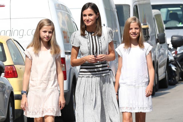En la última jornada de la Copa del Rey de Vela, Felipe VI  ha recibido la vista de su mujer, la reina Letizia, y sus dos hijas, la princesa Leonor y la infanta Sofía. Este sábado el rey entregará las Copas.