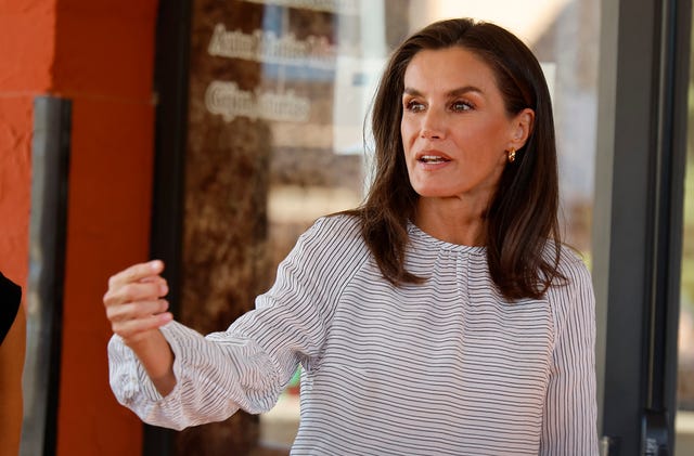 la reina letizia con blusa de rayas en la inauguracion del curso escolar en azuqueca de henares, guadalajara