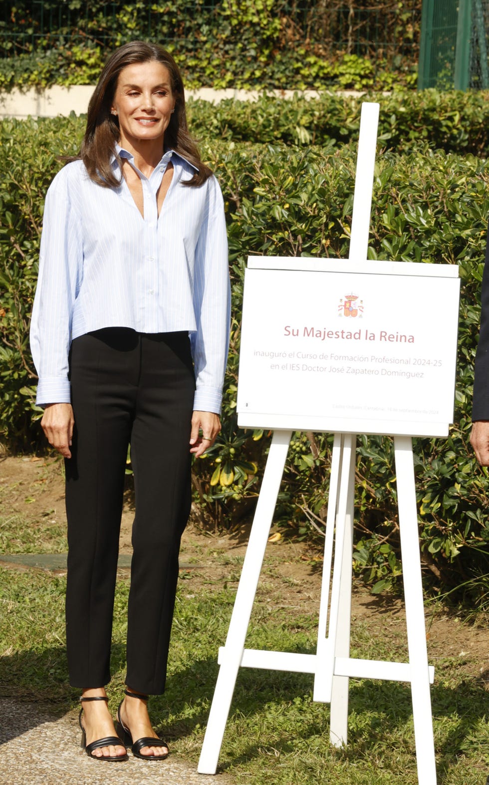 letizia con una camisa de rayas y pantalon negro