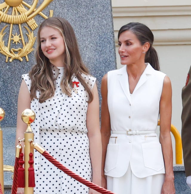 la reina letizia y la princesa leonor en la entrega de reales despachos de empleo de la academia militar 2023 letizia, con vestido blanco de felipe varela