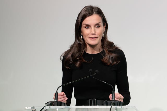 la reina letizia preside el acto all against cancer en el día internacional contra el cáncer en madrid, con look en blanco y negro de jersey y falda