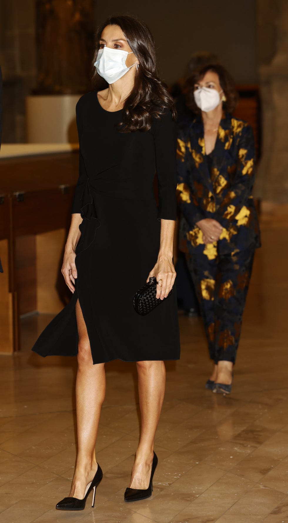 letizia, con un look negro armani