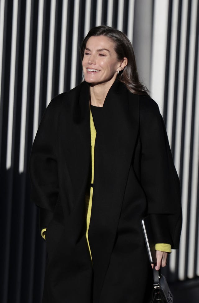 la reina letizia con un total look en color negro y americana color lima de boss